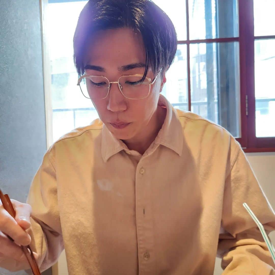 柄本時生のインスタグラム：「急に呼び出してそば食ってるんだけど、それよりも気になっちゃうよ真ん中のボタン、一枚目、二枚目、三枚目、、、、、、やっぱり閉まってないよ、気を引き閉めないといけなくなっちゃったよ。これじゃ気になっちゃうじゃん閉め直した方がいいのかな？閉めた方がいいのかな？？PS映画行く予定なのに。。」