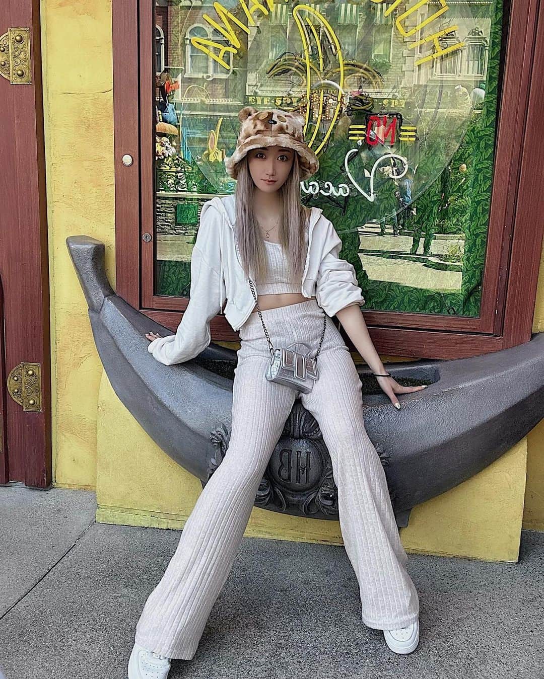 のインスタグラム：「USJ🕸🌎🤍 ゆるっとSETUPコーデ✌🏽🧸🤎 . #ユニバ #ユニバーサルスタジオ #コーデ #ユニバコーデ #ティム #ティムコーデ #usj #universalstudiosjapan #Japan #code」