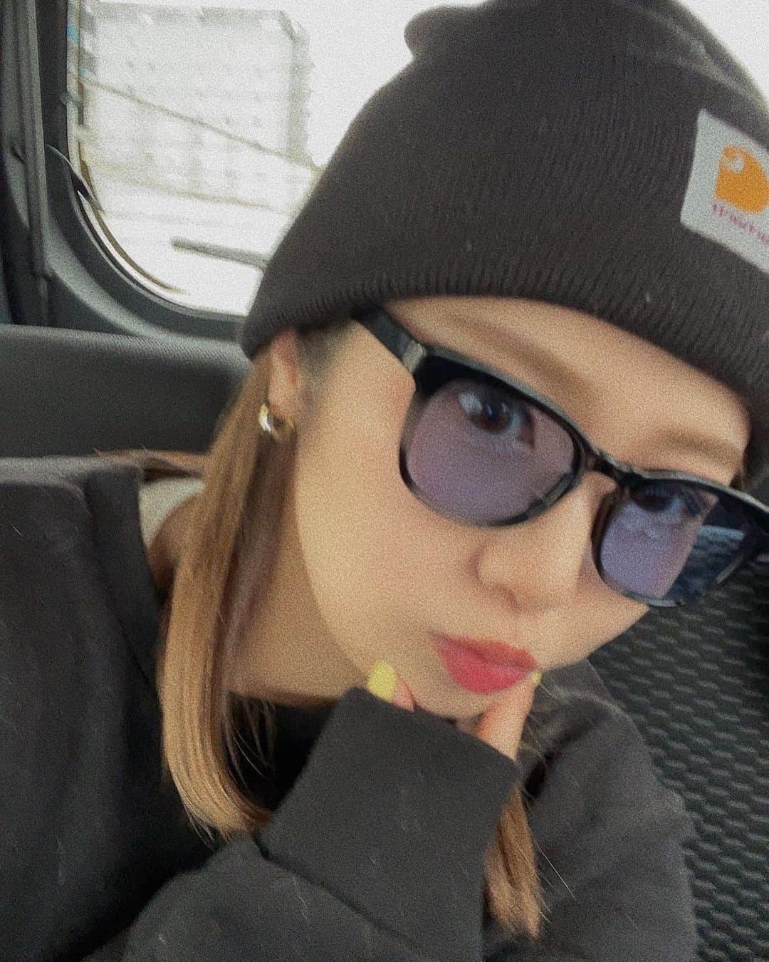 MAOIWATAのインスタグラム：「稜央くんとお揃いでニット帽🥹 頭大きくなってきたから やっと被れる〜かわいいい！(2枚目  ママはこの期間で髪伸びたなあ 髪明るくしたいなあ🥺💦  今日は大好きなあの子のお家へ🏠 急遽いく🤣💓(ごめんなさい急にw)  #男の子ママ #男の子ベビー #男の子baby #令和5年ベビー」