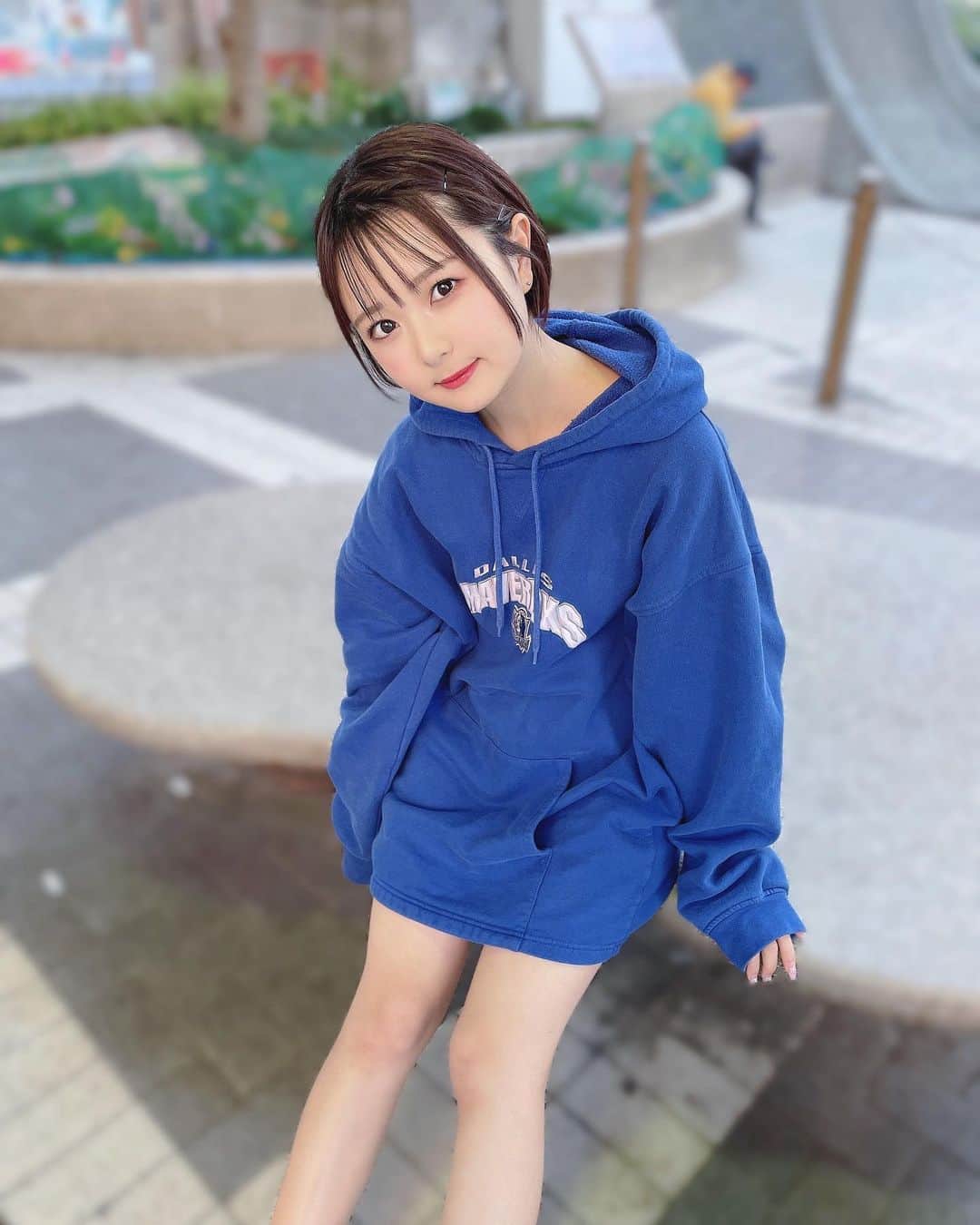 久保田沙矢香のインスタグラム：「パーカーワンピ💙ྀི  #パーカー #パーカーコーデ #パーカー女子 #青 #パーカーワンピ #青コーデ #春 #春コーデ #春服 #春服コーデ #ミディアムヘア #ミディアムヘアアレンジ #ショートヘア #ショートボブ」