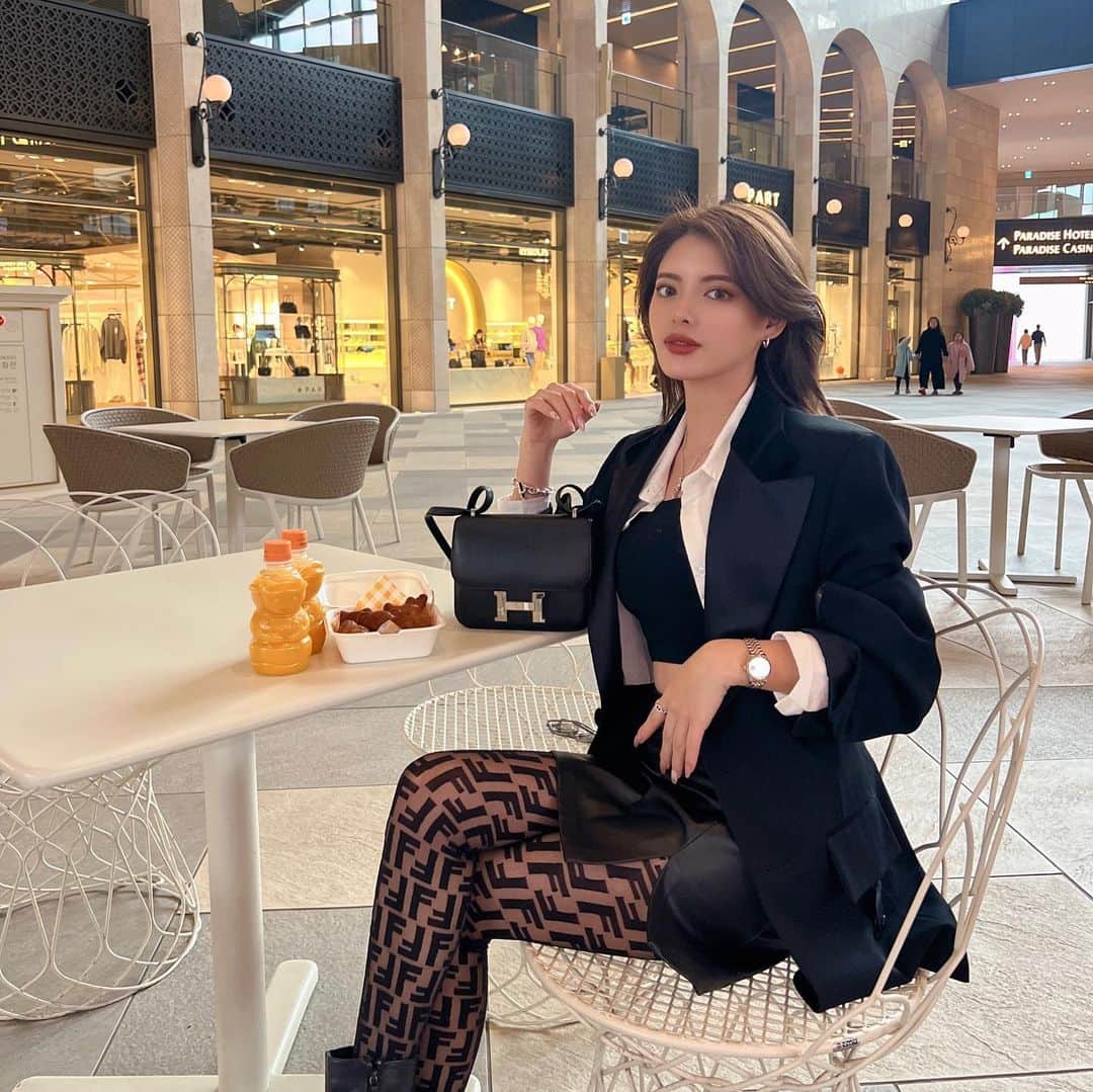 のインスタグラム：「. Paradise city 🎲🖤  2年ぶりのパラダイスシティー🃏 お洋服はタグ付けしてます✨  . . . . .  #instagood  #likeforlike #l4l  #tripstagram #makeup  #撮影  #インスタ映え  #travel #happy #旅行  #ハーフモデル  #海外旅行好きな人と繋がりたい  #女子旅 #instatravel #海外旅行 #ビジョビ #タビジョ #韓国旅行 #韓国ファッション #koreatravel #paradisecity #🇰🇷 #outfit #seoulkorea」