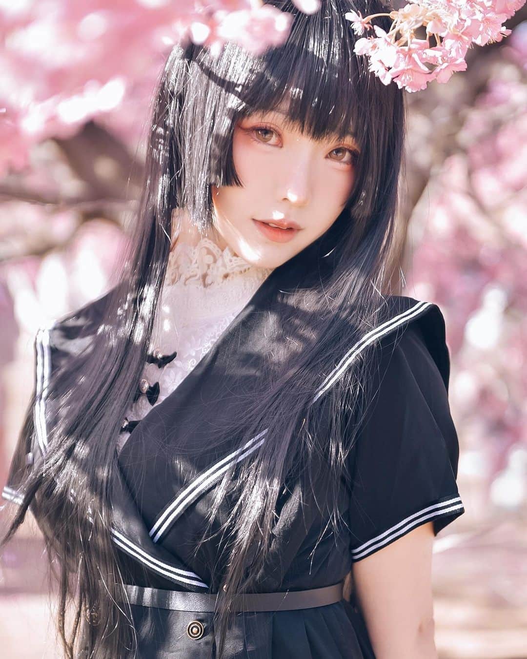 Elyのインスタグラム：「Amidst the fluttering cherry blossoms.🌸 Full  set(21p) in this month set A💌 ✧～✧～✧ 舞い散る桜の中で...🌸 今月のAセット写真です✨ ✧～✧～✧  在飛舞的櫻花中🌸  完整21枚寫真收錄在本月A組✨  #ely #elycosplay #portrait #sakura #セーラー服」