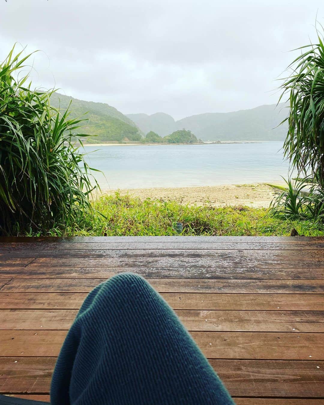 三谷晶子のインスタグラム：「海辺のロッキングチェアなう。  #加計呂麻島」