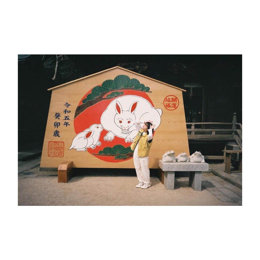 荒井愛花のインスタグラム：「あっという間に3月が終わろうとしている🌸  少し前だけど、ドライブがてら茨城へ 数年前に番組をやらせて頂いてたので、何だかすごく懐かしい気持ちになったなぁ。朝から集合して目一杯行けるところに行って、ヘトヘトになったけど良い休日になった✌︎ 私は器用ではないから、昔から一つのことに集中すると周りが見えなくなってしまう😶だからこそ息抜きの日って大切なんだなぁって思った1日。海みながら何度も何度も深呼吸して身体が喜んでた  あと最近は、腹筋を黙々と頑張っているのも変化。笑 継続は力なりなので、地道にですが… ガリシアしおりさんのお力もかりながら😌😌🙏🏻@garicia2 (いつも感謝です)  そしてそして、もうすぐ舞台本番！ 体が資本だなぁとつくづく思うので、千秋楽まで駆け抜けられるように楽しみつつ頑張ります☺︎  と、久々の投稿でした(ストーリーは頻繁にあげてﾏｽｯｯ)」