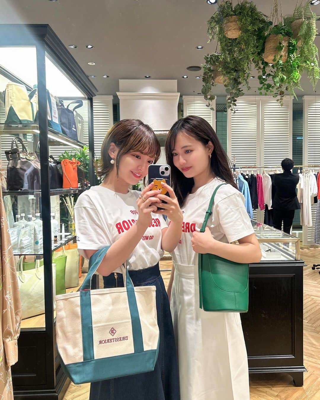 のインスタグラム：「ありさちゃんと @dressterior_official の オープニングパーティー行ってきた👗♡  お上品で可愛いお洋服がいっぱいやった〜！✨  #DRESSTERIOR #ドレステリア #ドレステリア大阪ルクア #ドレステリアオープニングパーティー #ルクア #ルクア大阪 #春服コーデ #デニムコーデ」