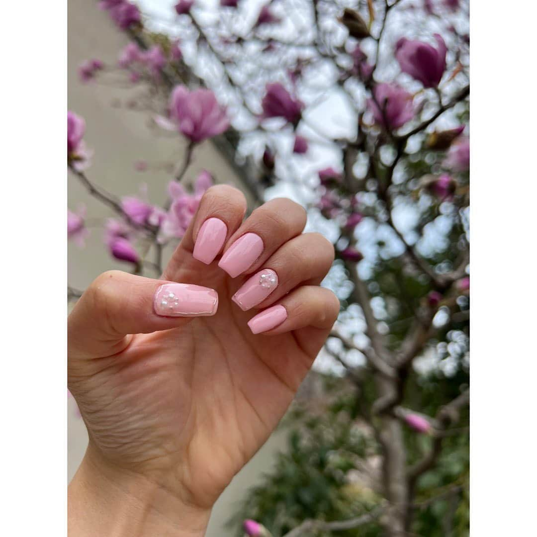 山下莉奈のインスタグラム：「New nail 🌷🩰🫧  ピンクとパールでシンプル可愛い💕  いつもありがとうございます！ @esnail_japan @ellenail_shibuya  #esnail」