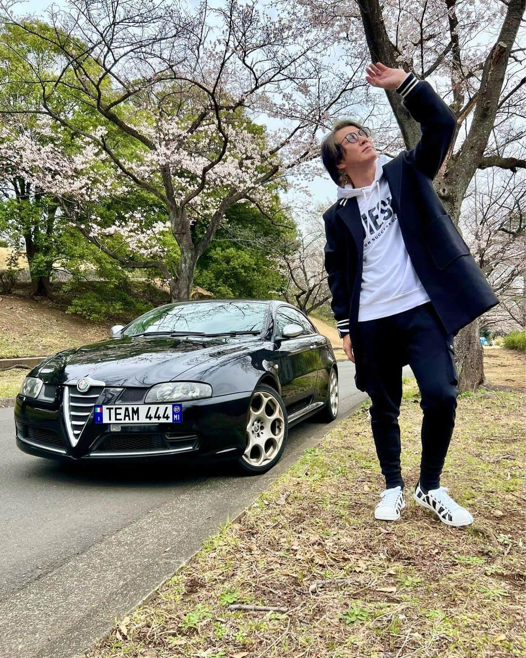 遠藤一馬のインスタグラム：「今日は父の命日！ ちなみに昨日は母の命日でまとめて墓参りできるという、最後の最後に父が残した子供達へ気遣い？😌って思ってるんだけどね！  とにかく父は自由に生きた人、生きさせてもらった人だと僕は思ってます。  母が甘やかせたってのも大きいのかな。  良いのか悪いのか、あなたの子供達も割と自由気ままに生きさせてもらってますが😅  母は今年で7回忌！ 早いもんだね〜😌  #花見 #墓参り #桜 #alfagt」