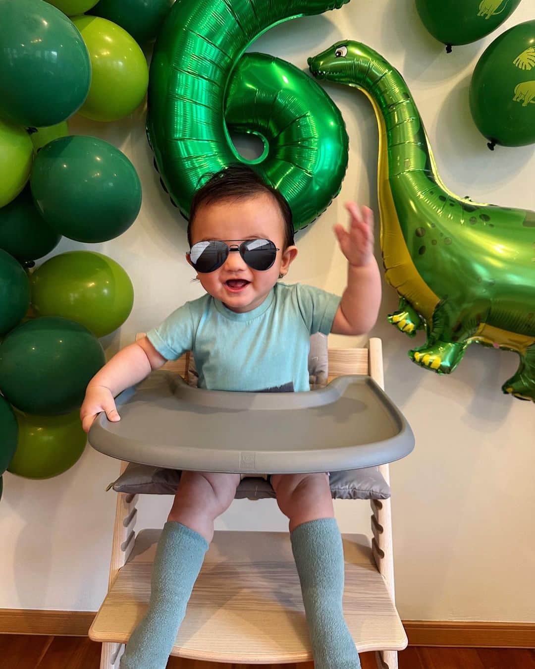 里海のインスタグラム：「今日で6ヶ月になりました🦖 おめでとう〜 プーちゃんもおねぇさんになって 6ヶ月🐖 私も母になって6ヶ月🦖 パチパチパチ〜！！  それよりもこの風船🎈を夜な夜な ふくらましたマメな私に パチパチパチ〜😮‍💨😮‍💨  欲しい方がいたら 差し上げます〜😂  なんだか、 大きすぎて6ヶ月に見えない😅  #生後6ヶ月 #ハーフバースデー　#halfbirthday」