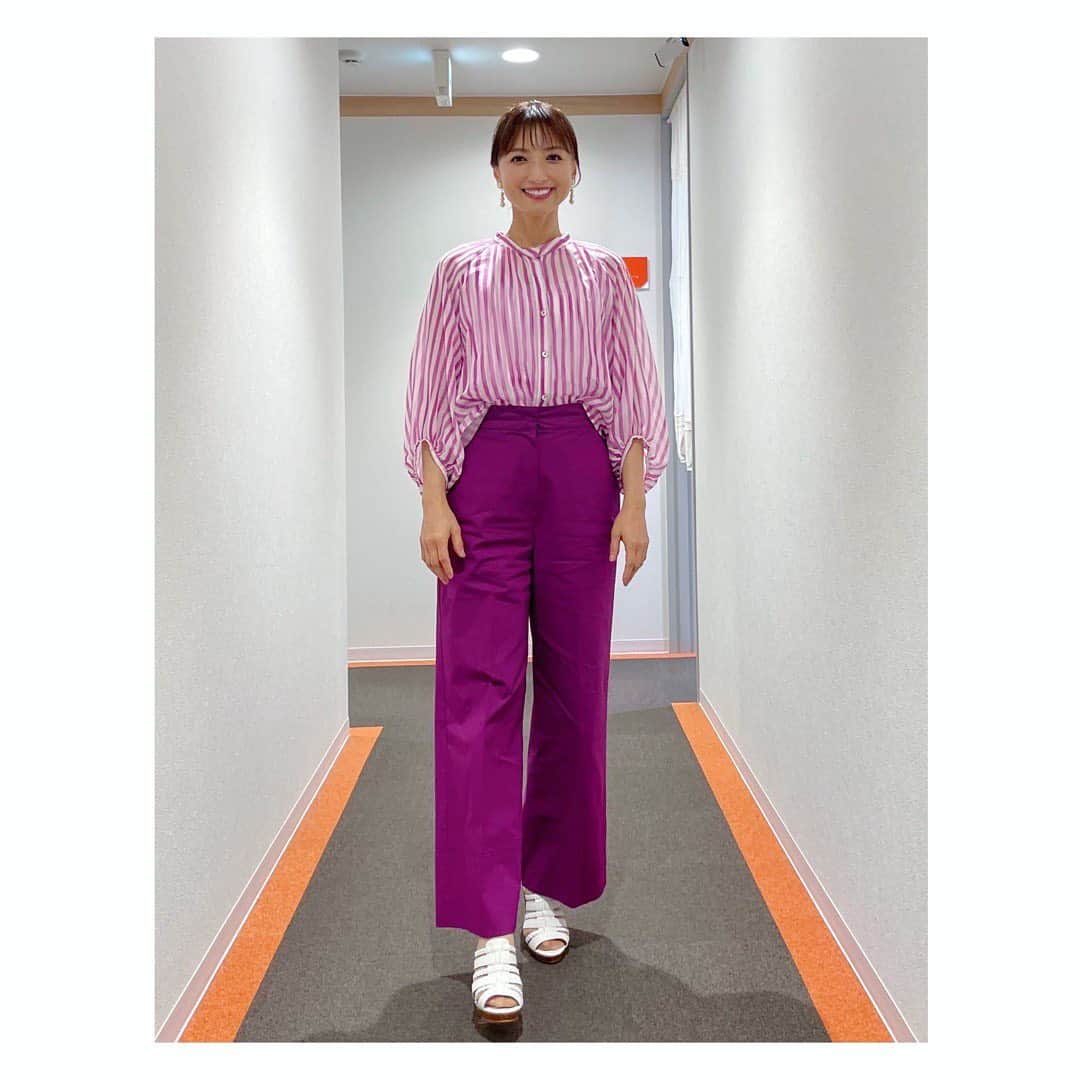 のインスタグラム：「昨日の PGAハイライトの衣装です 紫、ピンク 明るい気持ちになりますね☺️ PGAも面白いし、 WBCも面白いし、、 スポーツ最高です！  トップス、パンツ @marella_japan  イヤリング @abiste_official  靴 @dianashoespress  #WBC #朝から泣きました #２枚目の写真は バランス崩れたバージョン」