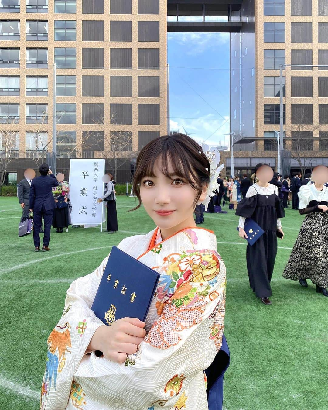 KATOCHIAYAさんのインスタグラム写真 - (KATOCHIAYAInstagram)「⁡ こんにちは😊 令和5年3月20日、大学を卒業いたしました🎓🌸 ⁡ 4年間本当に楽しかった🥰 それが全てです😂 ⁡ ⁡ Instagramを始めたことと、ミスコンに出たこと この二つのおかげで、書ききれないほどさまざまな経験と素敵な方々に出会うことができました。 ⁡ 4年間、主にモデルとその他さまざまなお仕事を経験させていただきました。 思い出すとキリがないのですが、中でも特に印象的だったのは、アパレルの広告モデルをさせていただいたことです。 ⁡ 身長が低いことはコンプレックスでしたが（今となっては気にしていません😂） 低身長向けアパレルブランドの広告モデルをさせていただいたことで 同じように体型に悩む方に寄り添う活動の一端を担えたのかな？と思うと とても嬉しく誇らしい気持ちになりました☺️ ⁡ ⁡ 私の大学生活、活動の軸となったのは、 好奇心と承認欲求です🤔 ⁡ 何事もやってみたい、やるからには必ず結果を出したい、認められたい このような気持ちで日々取り組んでいたと思います。 ⁡ 毎日現場が変わる環境でしたので、その日初めて会う新しい人とチームを組み物事を遂行することに抵抗がなくなりました。 人前で話すことや発言することにも慣れました。 これらは間違いなくInstagramやモデル活動を通じて得られた強みですので、よかったなあと思います😂 ⁡ ⁡ 4年間は短く、濃密でした😳 全てはこの活動のおかげです。 ⁡ 私はお仕事の99%をSNSを通じていただいておりました。 SNSはマイナスな面がどうしても目立ちやすいですが、 挑戦の機会をいくつも与えてくれる、大好きなツールです😊 ⁡ ⁡ SNSを通じて出会えた皆さまとの繋がりは、これからも大切にしたいです。 ⁡ 生きていると色々なことがありますが、人との繋がりがあればなんとか踏ん張れたりします。 ⁡ 今までも、フォロワーの皆さまからのメッセージに何度救われたことか... 優しい皆さまの思い遣りが、巡り巡って皆さまに帰ってきますように。 ⁡ ⁡ これからも何卒よろしくお願いいたします😚♡ ⁡ ⁡ （私が通った高槻ミューズキャンパス。メインキャンパスと違って地味だとか狭いだとか、色々言ってごめんなさい。😂） ⁡ ⁡ ⁡ #卒業 #関西大学 #関西大学ミューズキャンパス #卒業式 #卒業式ヘア #袴ヘア #着物ヘア #卒業袴 #まとめヘア #23卒」3月21日 15時58分 - ebimi_benizy