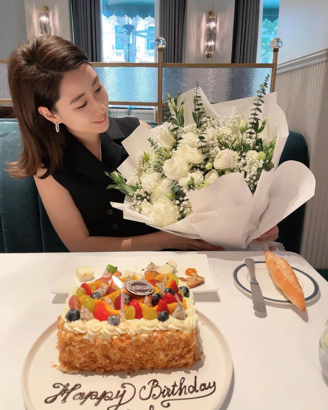 髙田麻紀子のインスタグラム：「❤︎ . 一つ歳を重ねて36歳になりました🕊  お祝いのメッセージを送っていただきました皆様、本当にありがとうございました💌  35歳は娘の出産、新事業の立ち上げ、さらには海外移住と変化が多く、周りの方達に支えられた1年でした✨✨  感謝の気持ちを忘れずに、36歳も楽しみながら過ごしたいと思います🥰」