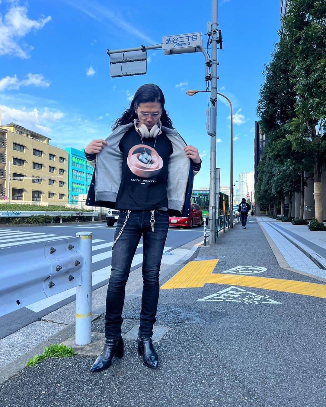 庄村聡泰のインスタグラム：「. #サトヤスタイリング  眼 #レイバン 首 #バングアンドオルフセン 上 #セリーヌ 中 #ミスターハリウッド 中中 #アークティックモンキーズ 下 #ラウンジリザード 靴 #サンローラン 銀 #クロムハーツ 十 #渋谷二丁目にお住まいの皆様へのお邪魔しましたと言うご挨拶」