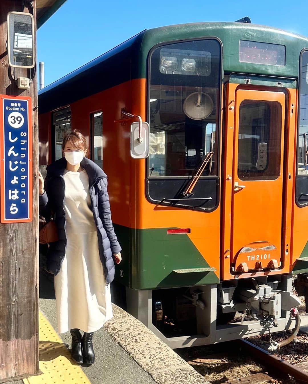内山絵里加のインスタグラム：「・ ・ 春の陽気ですね🌸𓂃 𓈒𓏸◌‬ 春休みのおでかけに断然おトクなのが 『浜松浜名湖まるっとパス』🎫 ・ 24時間いつでもスマホで買えて 遠鉄電車、遠鉄バス、天竜浜名湖鉄道 浜名湖遊覧船、舘山寺ロープウェイが 有効期限内は何度でも乗り降り自由！ さらにさまざまな観光施設での優待や 最大1000円の利用券がセットになっています❤︎ ・ 私は、天浜線・新所原駅駅舎にある『やまよし』さんの うなぎ弁当が食べたくて 食べ飲み歩きの旅をしてきました👟 🚃遠鉄電車 新浜松駅から西鹿島駅まで480円 🚃天浜線 西鹿島駅から新所原まで1010円 行き帰りだけで2980円なので さまざまな優待や利用券を使うことなく 軽々もとがとれちゃいます♩ ・ やまよしさんのうなぎ弁当は 浜名湖産にこだわり、関西風に外はパリッと中はふんわり！ 注文を受けてから焼いてくださいます。 車内で食べてもok🙆‍♀️ 究極の駅弁だと思っています。 なんとチケット利用で500円引きの 1600円→1100円で食べられましたよ❤︎ ・ 大河ドラマ どうする家康でアツい浜松・浜名湖エリア。 お得なまるっとパスでめぐるのが 断然お得でおすすめです！ 大好評につき、期間延長中✨ 詳しくは、【浜松浜名湖まるっとパス】で検索！ 素敵な出会いもたくさんありました👱🏻‍♀️♥️ また寄り道箇所もUPしますね🚃♩ ・ #浜松 #浜名湖 #浜松浜名湖まるっとパス #くいだおれ旅 #電車旅 #うなぎ #うなぎ弁当 #春休みのおすすめ」