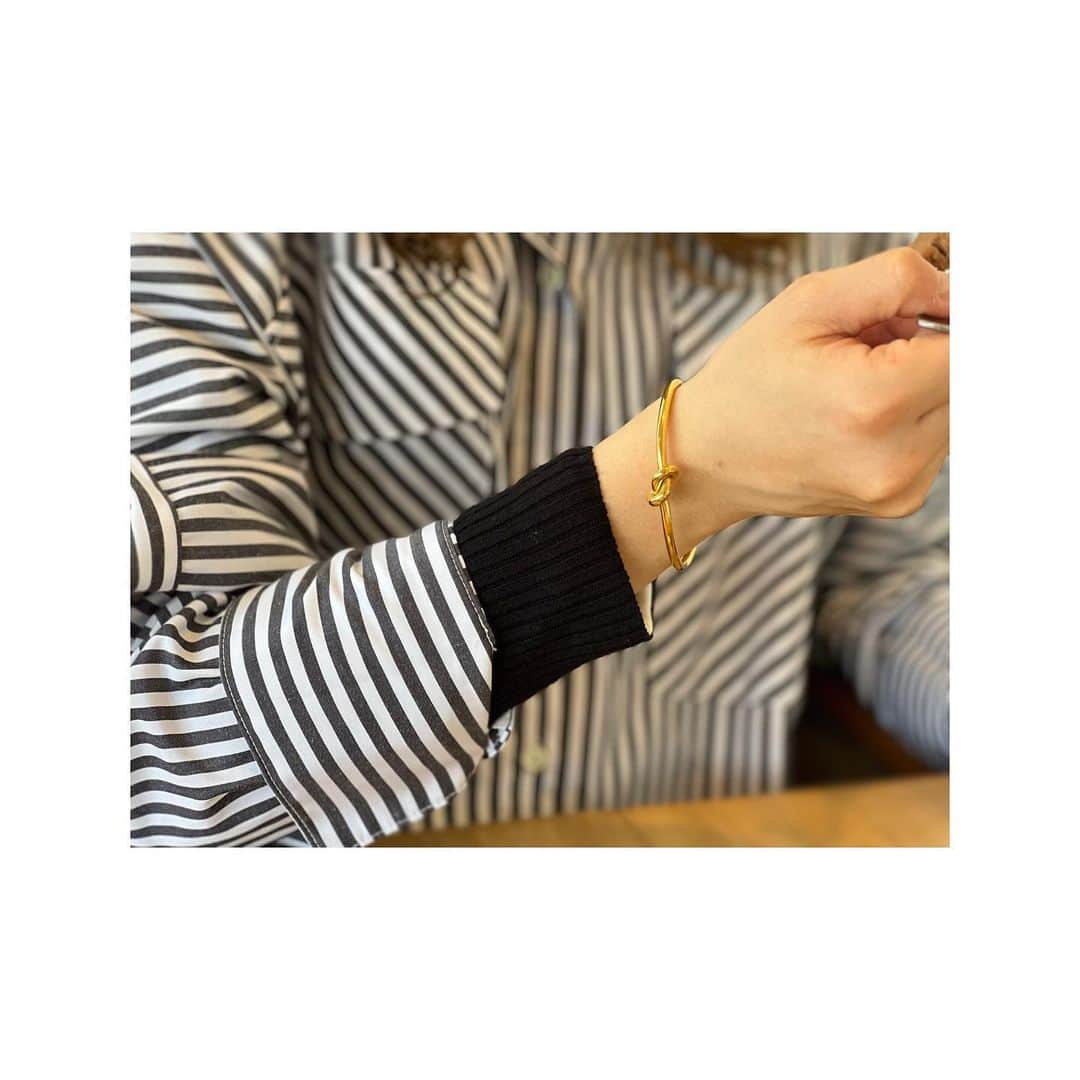 八坂芽依さんのインスタグラム写真 - (八坂芽依Instagram)「・KNOT BRACELET [GOLD]¥2800 @thelimely  シンプルでき素敵なジュエリー💎 24時間つけっぱなしでも肌に負担の少ないアクセサリー🌿 アクセサリーは肌に優しい素材で汗や水にも強く酸化しにくくサビにくい☝🏽 . ちょっとしたプレゼント🎁にぜひ‼︎ チェックしてみてください〜 【 @thelimely 】   #LIMELY #ライムリー #肌に優しいアクセサリー #つけっぱなし #金属アレルギー対応 #316l #サージカルステンレス #ちょっとしたプレゼント#pr」3月21日 16時27分 - yasakamei_28