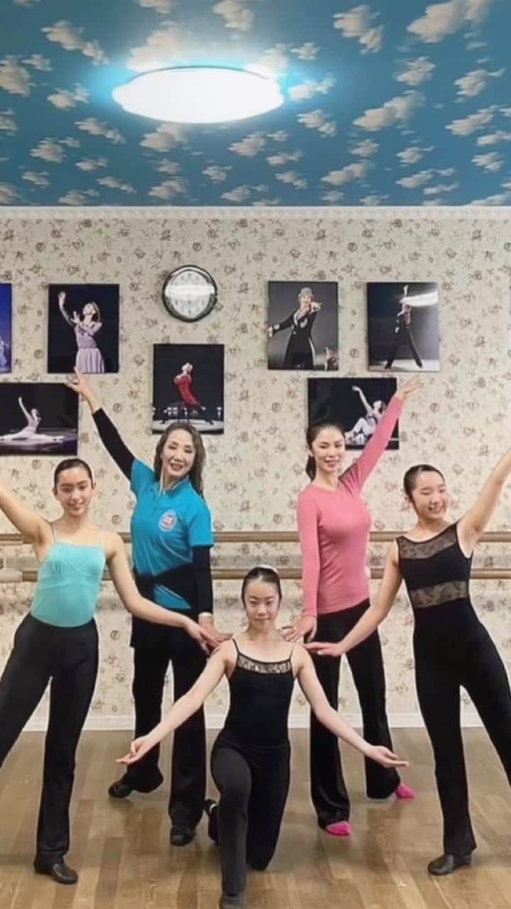 森理世のインスタグラム：「A few dancers graduating to adult classes at my dance school @irmdance 🥰」