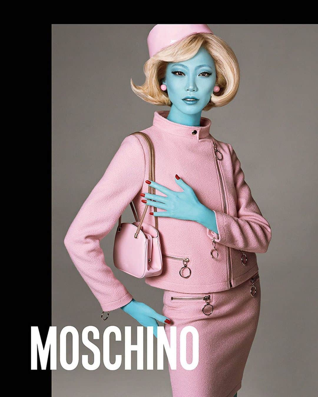 のインスタグラム：「Dearest Jeremy, I feel so honored to have been there with you from the very beginning with @moschino. Thank you for letting me play out all the female personae each season with your brilliant vision. I can’t wait to see what you’ll delight us with next! @jeremyscott we love you!!!  And so much love for the fam  @carlynecerfdedudzeele @pabloolea @brookelpace @vittoriopugliano @juliana.shyu @marcus_mam @marco_ovando @michelgaubert @theeryanaguilar ALWAYS & FOREVER XX」