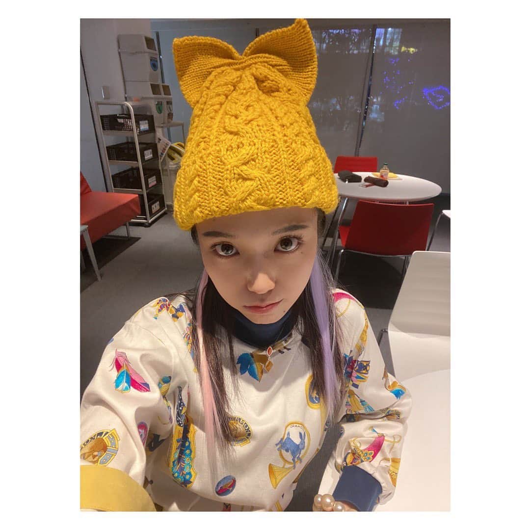 のインスタグラム：「【お知らせ】  ドラマ『 #なにわの晩さん 』 台湾🇹🇼での先行放送を経て、 ついに日本での地上波放送が決定したヨ🥳  📡4月1日(土) 深夜0時〜 ABCテレビにて放送開始📡   私は第3話にゲスト出演させていただきます！🐱🚕 ⁡ “台湾からの観光客・ビンユー”を演じています🐱 目を引くポップなビジュアルで元気な観光客。 タクシードライバーの晩さんとどんな旅をするんダロネ🌟 ⁡ ⁡ 個人的には初の関西弁、そして中国語😳 たくさん教えてもらいながら、助けてもらいながら撮影しました。 ⁡ 実際に大阪での撮影でした〜！ 大阪の魅力たっぷりな作品です✨ おいしいトコいっぱいダッタヨ😋 ⁡ 放送をお楽しみに🐱🚕🍽️  #なにわの晩さん @abctv_drama  #ドラマ #abcテレビ #大阪 #大阪グルメ  #ぜひご覧ください #留学生 #台湾 #🇹🇼」