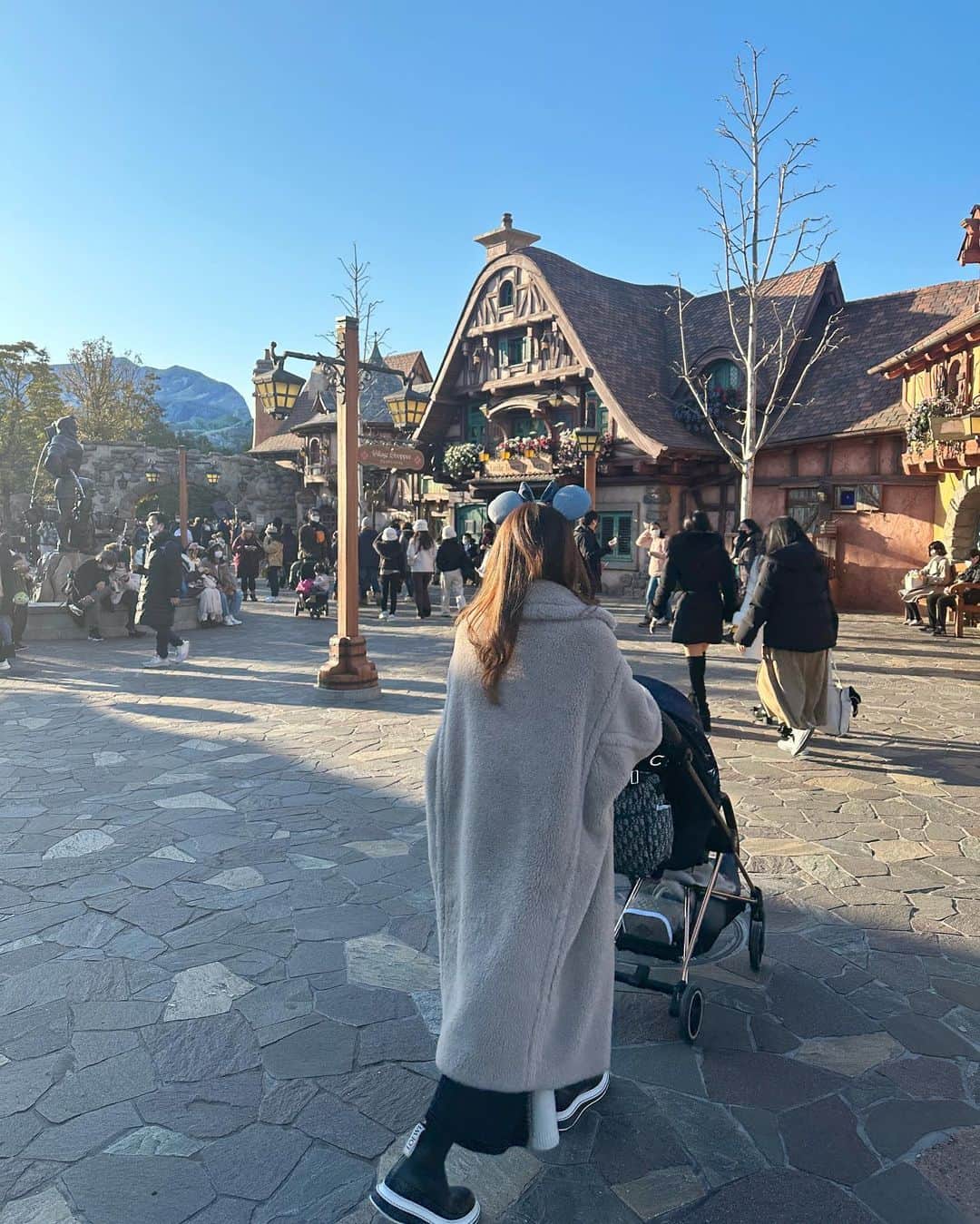 のインスタグラム：「とある日の家族DAY♡ (Youtubeにてこの日の一日密着UPしてます♡)  と… わたしの自己愛グッズたち🌸🫶  ・REVISION SKINCARE ユースフルリップ 唇の輪郭をぷっくり見せてくれる上に潤いが長時間続くので、スーパーリピートリップ。  ・THERA 塗香 少し疲れた？と感じたら深呼吸してリフレッシュ✨お香の香りが癒されます☺️  ・Dior アディクトリップマキシマイザー004 ほんのり色付き、唇の縦皺もなくしてくれるマキシマイザー✨ すっぴんの時にも浮かないので使いやすくてお気に入り♡  ・Diorルージュ ディオール(ミッツァ コレクション　540 顔を華やかに見せてくれて、一気に春顔にしてくれるので写真を撮る前にささっと塗る用です💄  ・CELINE ヘアクリップ 結ぶと跡がつくのが嫌ですが、顔周りをすっきりさせたいときに大活躍！子育てママの見方です！  ・MARIEN ハーブドロップ 母は年中無休♡ ん？怪しい？と感じたらすぐに舐めます💪♡  この写真は少し前のもので お洋服が冬仕様ですが、あっという間に春眠が心地良い季節🌸  最近は嬉しいお知らせいっぱいで 気が引き締まると同時に自分らしく過ごせて幸せだぁ♡  この時期は新生活に向けてバタバタしますが…心機一転！楽しみましょう🫶♡  #disney #disneyland #disneysea  #自己愛グッズ」