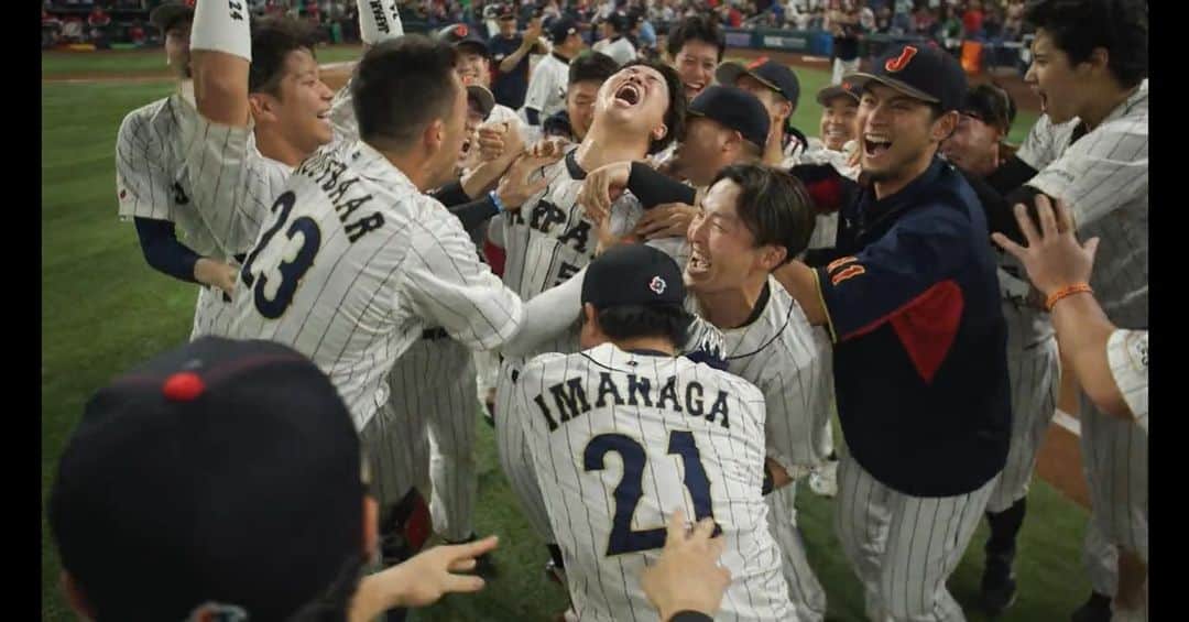 窪塚洋介のインスタグラム：「WBC準決勝🏟  vs🇲🇽 ９回裏の劇的な逆転勝利⚾️ おめでとう!!!!!! この勢いで明日は優勝しちゃってよおおお❤️‍🔥  大谷 2ベースH🙌(続いて来いや〜!!) ⬇️ 吉田 四球🫵(村上決めろよ!!) ⬇️※代走⇆周東👣(大谷を抜かすなよ!!) 村上 サヨナラ😤(ぬん!!) ☝️ この流れ、にわかファンにもマジでエモかったな…  選手たちはもちろん、 栗山監督の采配て大に小にマジすごいね…👏  大きな野球少年たちに感涙🥺  #侍ジャパン #SAMURAIJAPAN」