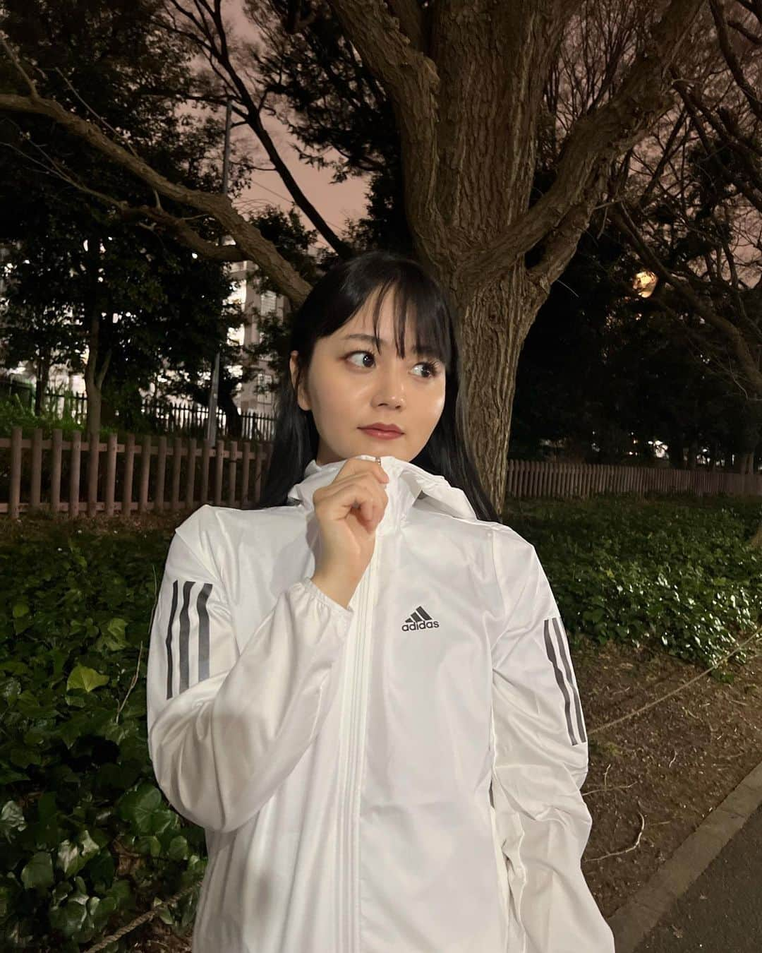 NANAMIさんのインスタグラム写真 - (NANAMIInstagram)「adidas run に参加してきました👟  今年になってランニングをはじめたばかりで 超初心者だけど3kmくらいの軽めのランを みんなで走るのはやっぱり楽しかった♡  ナイトランは少し怖いイメージがあって 今までしたことなかったんだけど 今回経験してみて夜は夜ですごく気持ち良かった🫶🏻  でもやっぱりまだ1人だと夜走るのは怖いなぁとか、、いろいろな気づきもあって終わった後走ったみんなでしたランニングセッションもとっても有意義な時間でした♡  これからもっとみんなが安心してランを純粋に楽しめる世の中になったら素敵だよね✨ 私も自分で何かできることはやっていきながらこれからもランを楽しんでいこう♡  #WithWomenWeRun  #adidasRunnersTokyo  #createdwithadidas」3月21日 16時56分 - nanami023