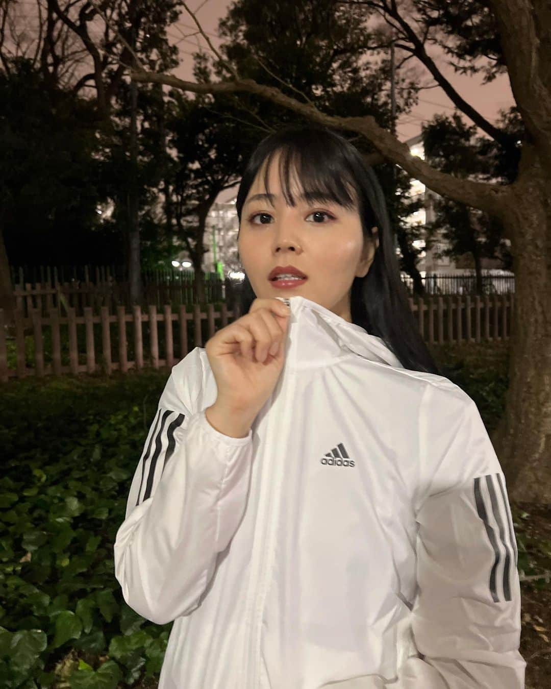 NANAMIさんのインスタグラム写真 - (NANAMIInstagram)「adidas run に参加してきました👟  今年になってランニングをはじめたばかりで 超初心者だけど3kmくらいの軽めのランを みんなで走るのはやっぱり楽しかった♡  ナイトランは少し怖いイメージがあって 今までしたことなかったんだけど 今回経験してみて夜は夜ですごく気持ち良かった🫶🏻  でもやっぱりまだ1人だと夜走るのは怖いなぁとか、、いろいろな気づきもあって終わった後走ったみんなでしたランニングセッションもとっても有意義な時間でした♡  これからもっとみんなが安心してランを純粋に楽しめる世の中になったら素敵だよね✨ 私も自分で何かできることはやっていきながらこれからもランを楽しんでいこう♡  #WithWomenWeRun  #adidasRunnersTokyo  #createdwithadidas」3月21日 16時56分 - nanami023