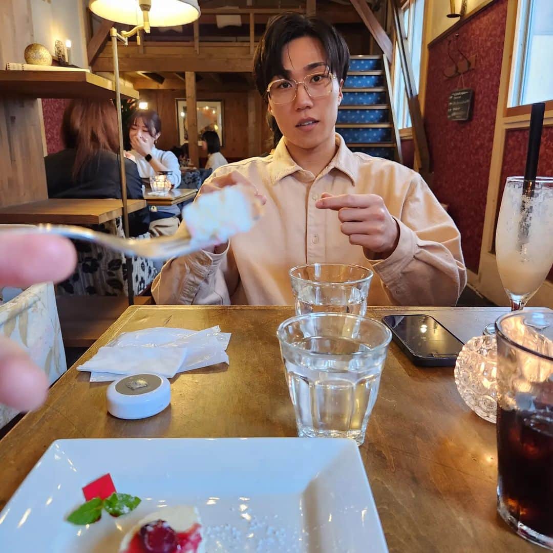 柄本時生のインスタグラム：「俺が食ってるチーズケーキの種類についてめっちゃ言ってくるんだけど、いいから食ってみてくれよ。ボタン直してるし、チーズケーキの種類についてめっちゃ言ってくるし。。種類の話に食い付いた方がいいの？？ボタンの掛け違いにならないかな？？」