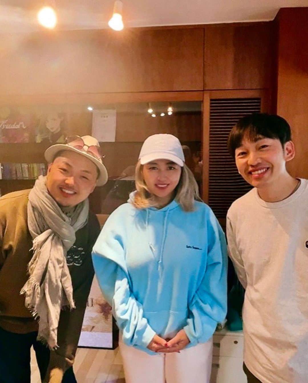 MINMIのインスタグラム：「事務所お引越し🌸しましたー 新事務所にたくみくん達が来てくれたよ♬ これからどんな事が始まるんだろう　ワクワクとトキメキを大事にみんながハッピーになる事 私ができる事を発信をしていきたい  そんな話をしたよー♡ コンマリさんの旦那さんであり プロデューサーのたくみくん @takumi.kwhr  マーケティングBusinessスクールの 福ちゃん @fukudamotohiro_official   新事務所にもファンや 仲間から頂いたものを大切に 飾ってます♬」