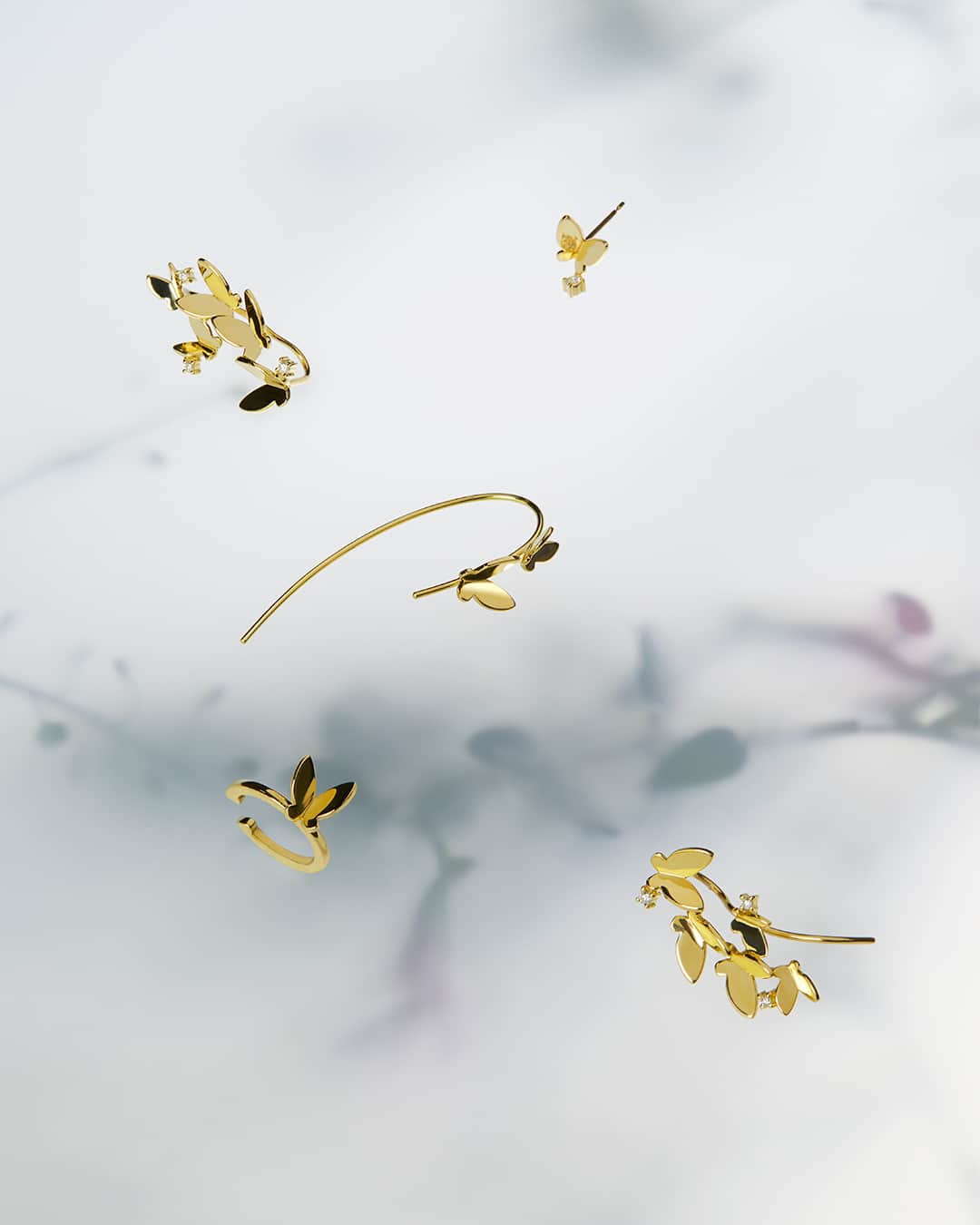 アーカーさんのインスタグラム写真 - (アーカーInstagram)「. 「papillon brillant」 パピヨンたちが華やかな春の訪れを祝福します。 　 #AHKAH #jewelry #2023ss #earrings #earcuff #present #アーカー #ジュエリー #ネックレス #イヤーカフ #ピアス #プレゼント」3月21日 17時00分 - ahkah_official