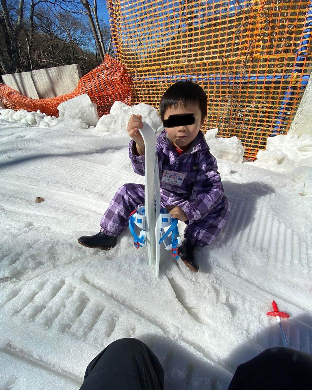 木内江莉さんのインスタグラム写真 - (木内江莉Instagram)「ふたりとも初めての雪山⛄️ 凛👧🏻は、本当に何でも出来ちゃう。 スキーをストック有りで一回やったら 二回目からはストック無しで上から滑ってたよ⛷ 👧🏻が滑れちゃうもんだから ぴーさん👨🏻‍🦱急遽、板借りて🏂2人で滑ってました🧡  私と息子はキッズパークでラブラブしてました🕺🌻  #初めての雪山 #カムイみさかスキー場」3月21日 17時03分 - eririnnnnn92