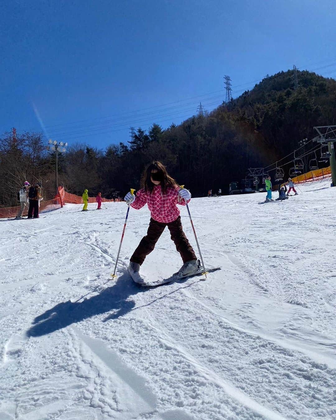 木内江莉さんのインスタグラム写真 - (木内江莉Instagram)「ふたりとも初めての雪山⛄️ 凛👧🏻は、本当に何でも出来ちゃう。 スキーをストック有りで一回やったら 二回目からはストック無しで上から滑ってたよ⛷ 👧🏻が滑れちゃうもんだから ぴーさん👨🏻‍🦱急遽、板借りて🏂2人で滑ってました🧡  私と息子はキッズパークでラブラブしてました🕺🌻  #初めての雪山 #カムイみさかスキー場」3月21日 17時03分 - eririnnnnn92