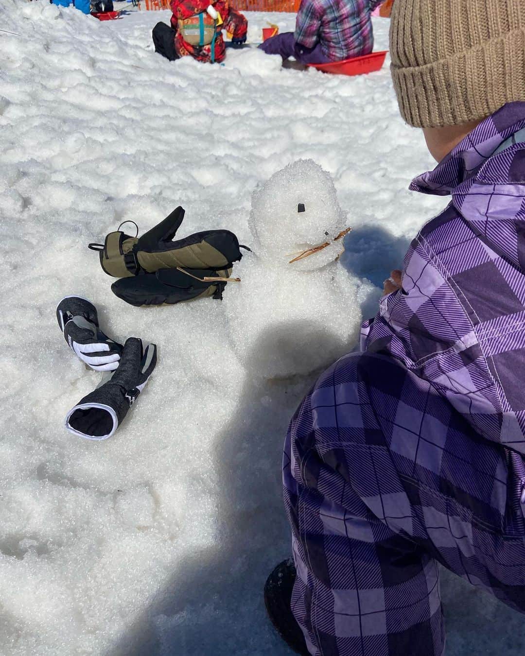 木内江莉のインスタグラム：「ふたりとも初めての雪山⛄️ 凛👧🏻は、本当に何でも出来ちゃう。 スキーをストック有りで一回やったら 二回目からはストック無しで上から滑ってたよ⛷ 👧🏻が滑れちゃうもんだから ぴーさん👨🏻‍🦱急遽、板借りて🏂2人で滑ってました🧡  私と息子はキッズパークでラブラブしてました🕺🌻  #初めての雪山 #カムイみさかスキー場」