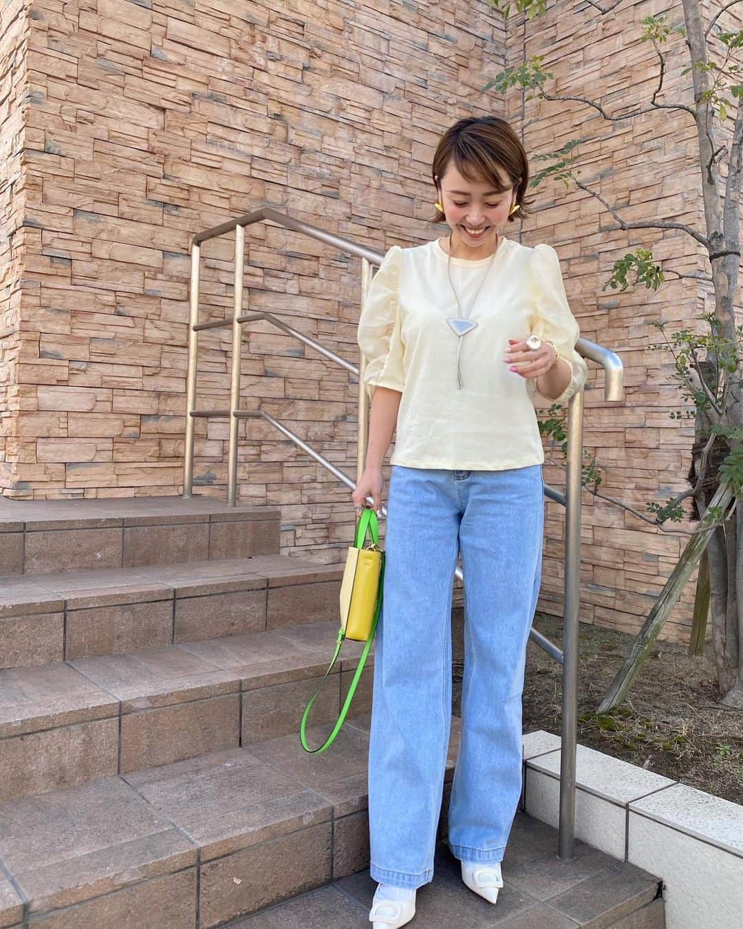 松本亜希のインスタグラム：「・ このレモンイエローカラーの "パフスリーブカットソー"も私の一推し💛 昨日色違いの白をポストしましたが、このイエローも春らしくてオススメ！  そして、もう既に履きまくりの "ハイウエストストレートデニム"との相性もバッチリ！ このデニムはほんっっっとにラインが綺麗で色味も絶妙なので、この春夏に是非一本持っとくと便利かと思います‼️私の激推し👍 写真3枚目以降の♡Tとの合わせも◎  どうしよう、本当に全てがオススメだ、、😆  名古屋popupではもちろんご紹介している全ての商品が並びますが、お洋服に関しましては、デニムと♡Tは、 明日22日の21時からアクセサリーや小物達と一緒に @donobanweb webでも発売致しますので 是非チェックしてくださいね♡  明日ポップアップ営業終了後20時過ぎ頃より @donobanweb アカウントにてインスタライブ配信予定ですので、是非そちらで詳しくご紹介させてくださいませ♡ ・ ・ ・  POP UP STORE 【2023.3.22 WED - 3.26 SUN】 📍ジェイアール名古屋タカシマヤ  3F ローズパティオ  【私が店頭に立たせていただくのは、以下の日時となります】 ☑︎3/22 (WED) 11:00 - 20:00 ☑︎3/23 (THU) 10:00 - 16:00 ☑︎3/25 (SAT) 11:00 - 17:00 ※各日13:00-14:00は休憩とさせて頂きます ※尚、日時はやむを得ず変更になる場合もございます。 その場合はまたお知らせさせてください。 ※初日に関しまして12:10までは整理券ではなく、事前の入場予約を行います。 ※整理券の配布等のお知らせは後日ご案内させて頂きます  __________________________ #ポップアップストア #popupshop  #donoban #ドノバン #名古屋#ジェイアール名古屋タカシマヤ  #コラボ企画 #コラボ #コラボ」