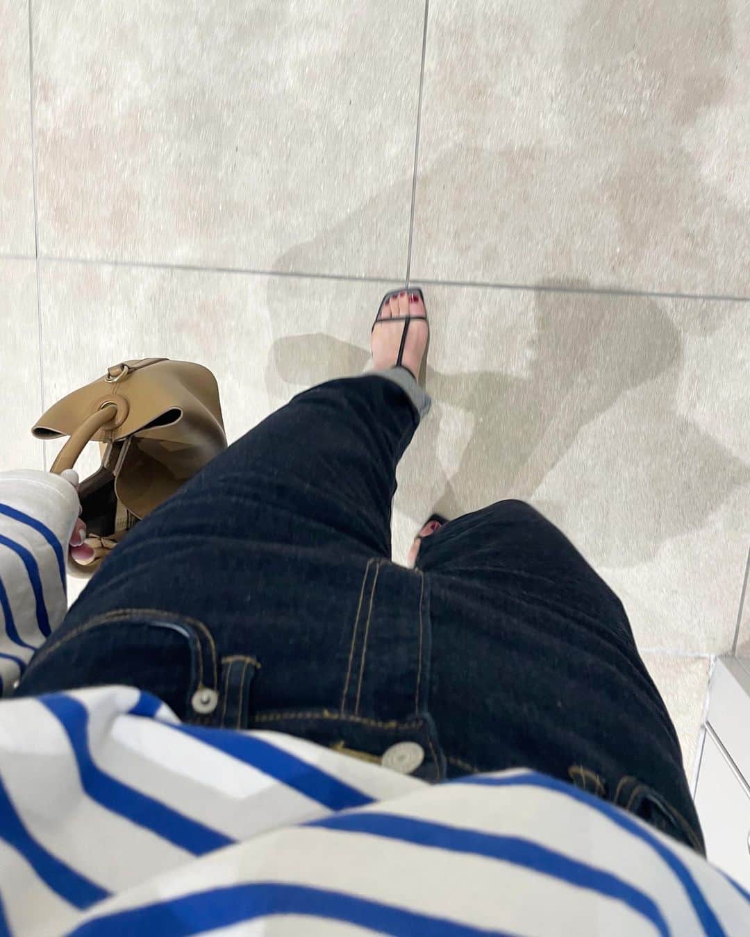 佐々木かいのインスタグラム：「2か月ぶりに美容院へ行ったけれど 1ミリも冒険せず現状維持という結果に終わった 本日🤍💙🤍😂 来月はイメチェンしたいです🦰🦰🦰 ・ ・ #ボーダートップス #デニムコーデ」