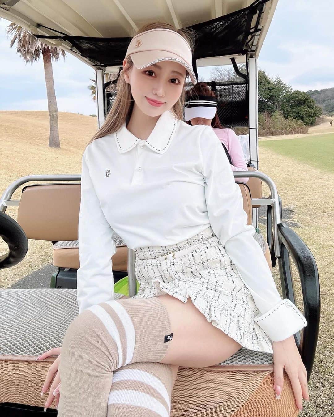 YURIのインスタグラム：「すきぴとゴルフ🐰♡⛳️ もっと上手くなりたいなぁ 、 、 #golf #golffashion #golfday #ゴルフウェア #ゴルフ女子 #ゴルフコーデ #ゴルフ初心者 #골프 #골프스타그램 #골프패션」
