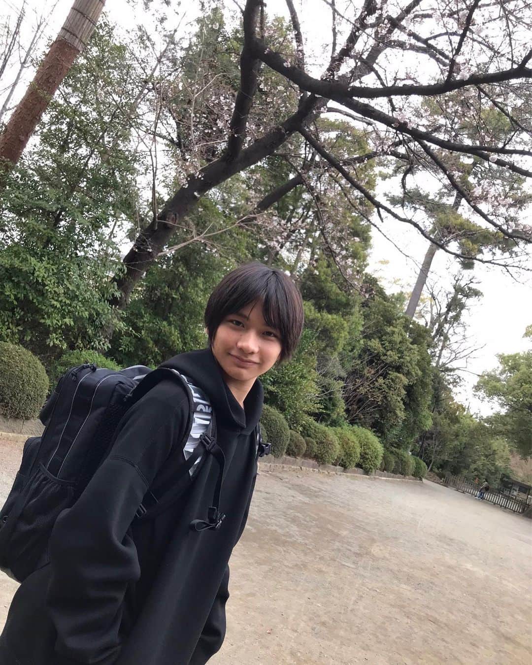 のインスタグラム：「桜咲き始めましたね！🌸 今日は開運日らしいのでいつも行く神社にお参りに行ってきました😆 桜は綺麗に撮れませんでした🥲 また晴れたらどこかに撮りに行きたいな😆」