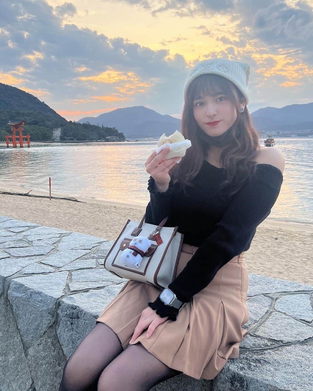 のインスタグラム：「厳島神社⛩🦪 . . . 3月25日 ヴィスカカレンダー発売 　28日 新作DVD「かなシイ気持ち」発売  4月2日 大阪チャンス撮影会 　22日 撮影会 　26日EXMAX!さん発売 　30日 カレンダー発売イベントinソフマップ 5月6日 撮影会 　28日 DVD発売イベントinソフマップ . . . #グラビアアイドル #グラドル #インスタグラビア #アイドル #gravureidol #gravure #idol #model #gravuremodel #beautiful #sexy #cute #泳装 #照片 #粉我 #我的最愛 #赞 #好吃#时装 #漂亮 #japanesegirl  #그라비아 #수영장 #섹시 #followｍe  #厳島神社 #宮島」