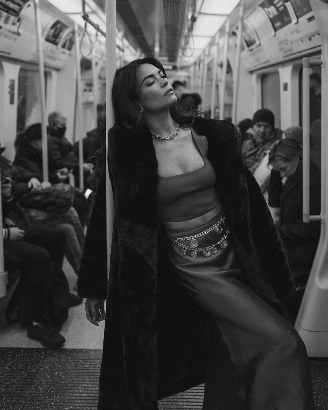 キラ・サントーロのインスタグラム：「London in B&W」