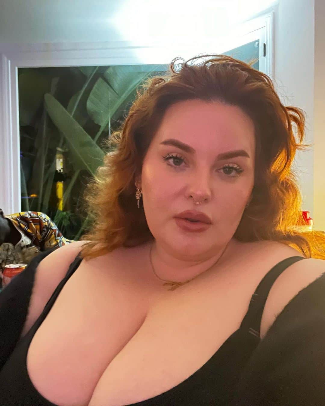 テス・ホリデーのインスタグラム：「a selfie to prove I left the house 🐸」