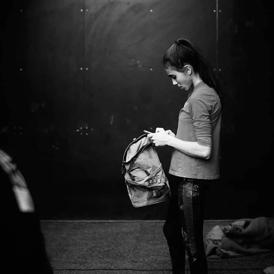 のインスタグラム：「Two tips for not having sweaty hands: 1- your chalkbag should be bigger than you 2 - you have to fill it with @monkey.hands chunky chalk 📸 @gianmarco_dv  . . . #chalk #climbing #monkeyhands @team_edelrid @monkey.hands #adv」