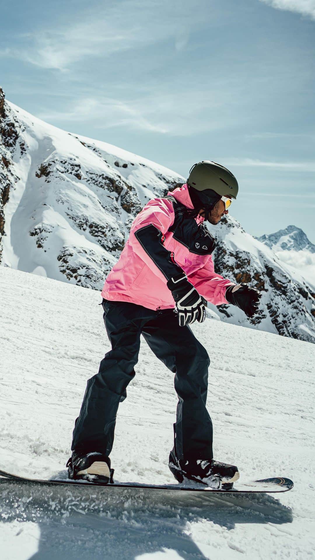 サネリー・ジェームズのインスタグラム：「Shredding some slopes today 🤙🏾@tomorrowlandwinter. See you tomorrow 10pm CET at the mainstage」