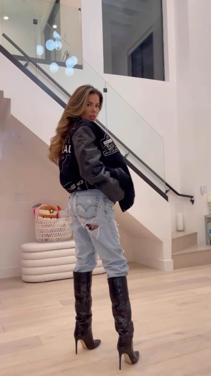 メイベリン・カペルーのインスタグラム：「Winners wear @jaxxon 🏆 #jaxxon」