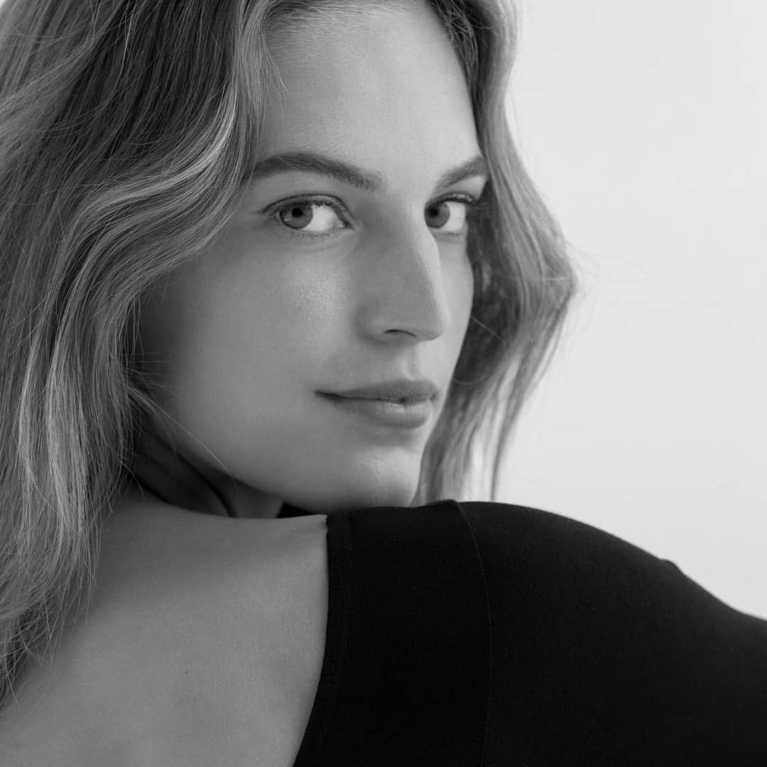 ヴァネッサ・アクセンテさんのインスタグラム写真 - (ヴァネッサ・アクセンテInstagram)「Bemutatjuk “A Vanessa” koktélt! Ez a frissítő és igazán különleges ital a Kaffee Wien szakértőivel közösen lett megalkotva. A koktél ötlete két barátnő beszélgetéséből született a The Ritz-Carlton, Budapest Kupola termének sarkában, majd egy teljes projektté nőtte ki magát. Mától elérhető a Kaffee Wien-ben! Gyertek el ti is és próbáljátok ki bartánőtökkel!  @kaffee_wien_ @ritzcarltonbudapest @vanessaaxente @andnimisha Still Life @lllpren  Portrait @natalia_parsonson @simplybori」3月22日 3時22分 - vanessaaxente