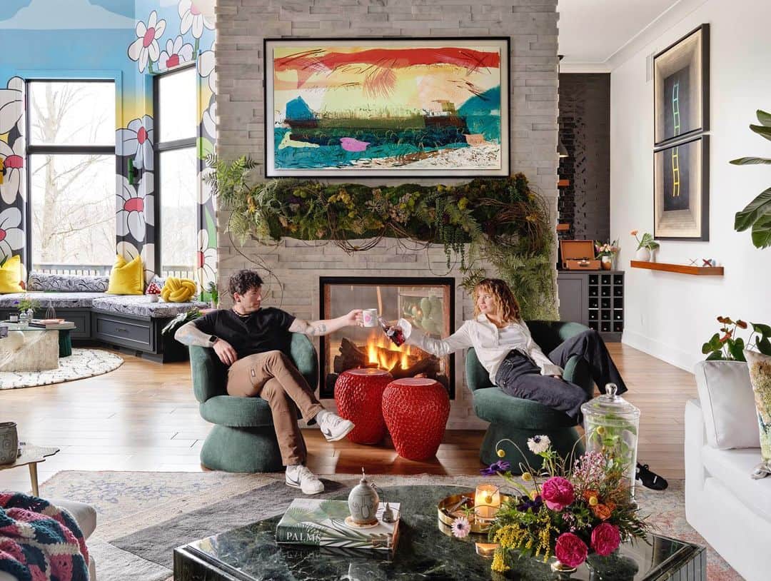 デビー・ライアンのインスタグラム：「🛸🏡✨@archdigest 🥊🍄🍓  Photography : @ryanckurtz Design : @fawngalliinteriors + @ashleymoyerinteriordesign Writer: @_h_mart_」