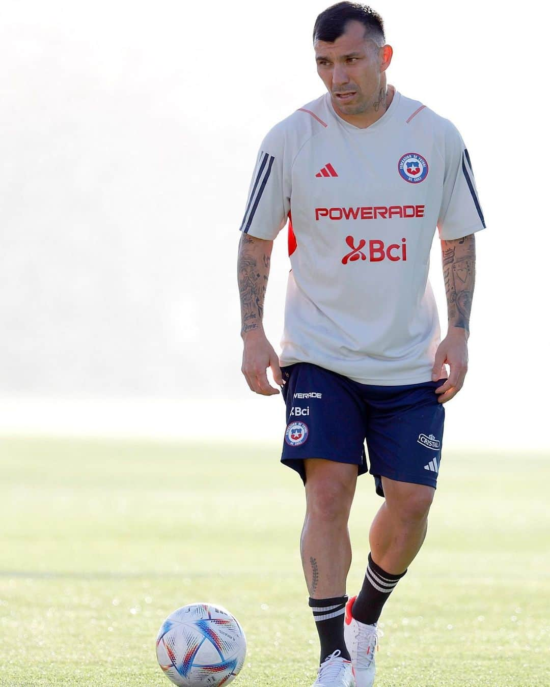 ガリー・メデルのインスタグラム：「Muy feliz ❤️🇨🇱🙏🏼💪🏼😊   #GM17 #selecciondechile #laroja」