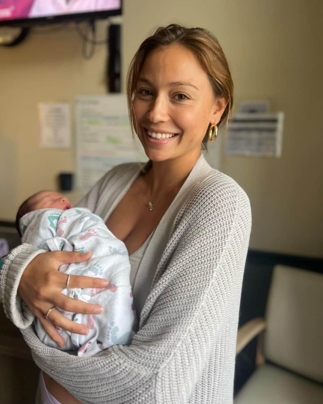 ティア・ブランコのインスタグラム：「My sister gave birth to a beautiful, healthy baby boy March 19th 💙 Welcome to the family Dane Carter Dubiansky! Mom & Dad’s first grandchild & Mema’s first great grandchild 🥹 you are beyond loved and we couldn’t be more excited to finally hold you in our arms!@ajablanco you were a champ, so proud of you! & @chrisdubiansky so special to watch you become a Dad! I can’t wait for our little ones to grow up together. Love you guys!」