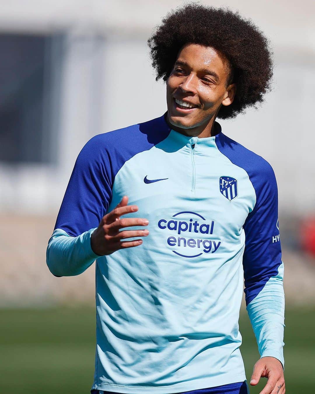 アクセル・ヴィツェルのインスタグラム：「Time to work! 💪🏽 Let’s go together @atleticodemadrid 🔥 #AùpaAtleti」