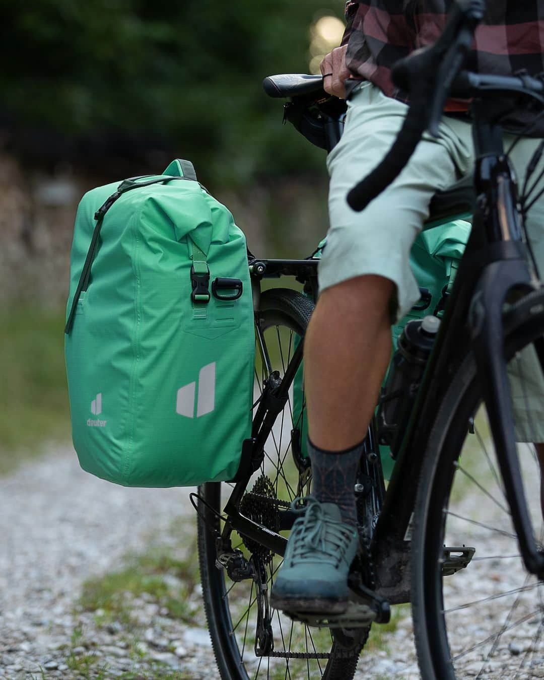 ドイターさんのインスタグラム写真 - (ドイターInstagram)「Can't decide what to pack for your next bikepacking tour? 🚵🏻 Good news: The roll-top closure with the two-way zipper of our Weybridge lets you extend the capacity by 5 liters. 😎   And since it is waterproof, your luggage is safe from road spray and rain. 🎒💧  📸@david_schultheiss - Please tag #deuter to be featured. 🏔❤️ - #deuterforever #deuter #biking #bikepacking #bikepacker #travel #cycletouring」3月22日 4時00分 - deuter