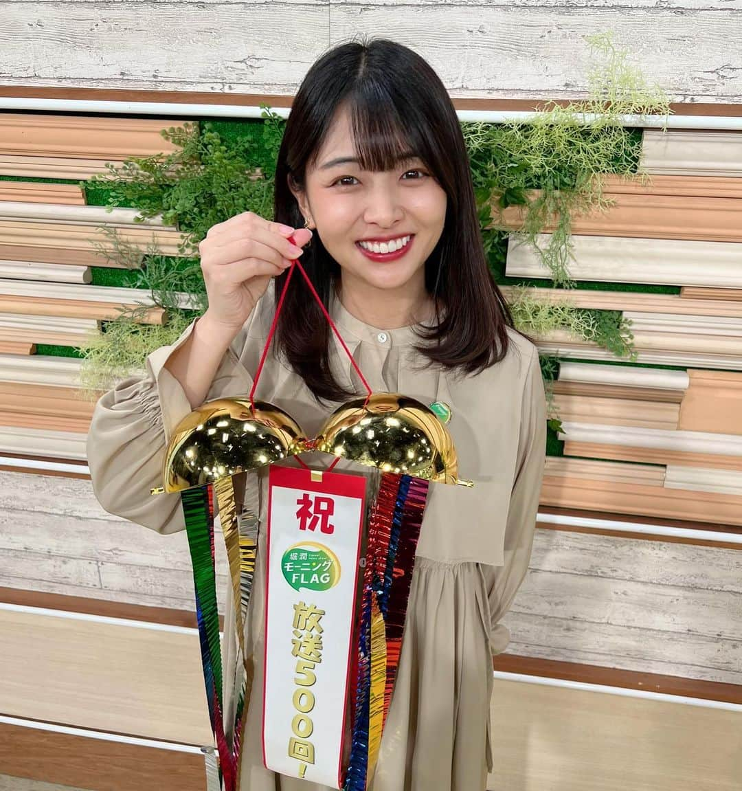 角田奈緒子のインスタグラム：「モニフラ500回🎉  すこし前のことですが… モニフラ放送500回でした🎉 写真を上げ忘れてた🥲😂  わたしはもうすぐで、 モニフラのお天気担当になって1年✨  4月からは番組30分拡大して、さらにパワーアップします💪 4月からもよろしくお願いします❣️  #モニフラ #堀潤モーニングflag  #tokyomx #気象予報士 #気象キャスター」