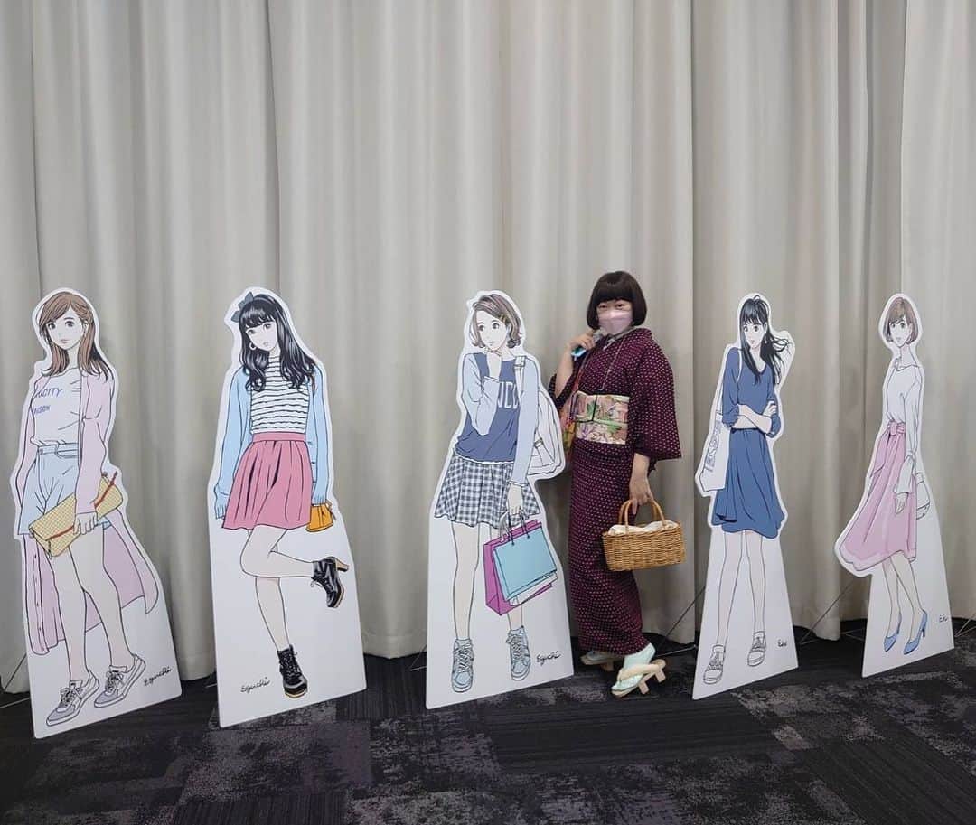 雨月衣のインスタグラム：「昨日はビョーク、今日は江口寿史先生の「東京彼女」展。彼女たちに紛れて写真を撮ってしまった雨月。  似顔絵をライブで見られてとても嬉しく、とても勉強になりました！  いやー充実の2日間でございました！  #江口寿史　 #雨月衣着物  #東京彼女」