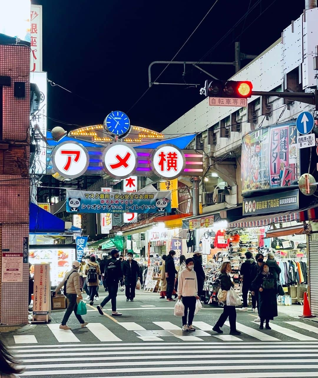 hotelgraphynezuのインスタグラム：「AMEYOKO - The drinking and shopping spot that we recommend during your stay at HOTEL GRAPHY NEZU  ホテルグラフィー根津に泊まったら、どこに飲みに行けばいいのかなと迷う方、アメ横のストリート居酒屋はおすすめです！🏮  . . .  #explorelively #lifestylehotel #hotelgraphynezu  #ameyoko #ameyokomarket #ueno #nightlife #streetfood #streetizakaya #japanesebar #drinkingarea #aroundthehotel #tokyonight #yanesen #アメ横 #アメ横食べ歩き #上野 #アメ横の居酒屋 #ストリート系 #ジャパニーズバー #飲み屋街 #お酒 #日本料理 #ナイトライフ #谷根千 #下町」